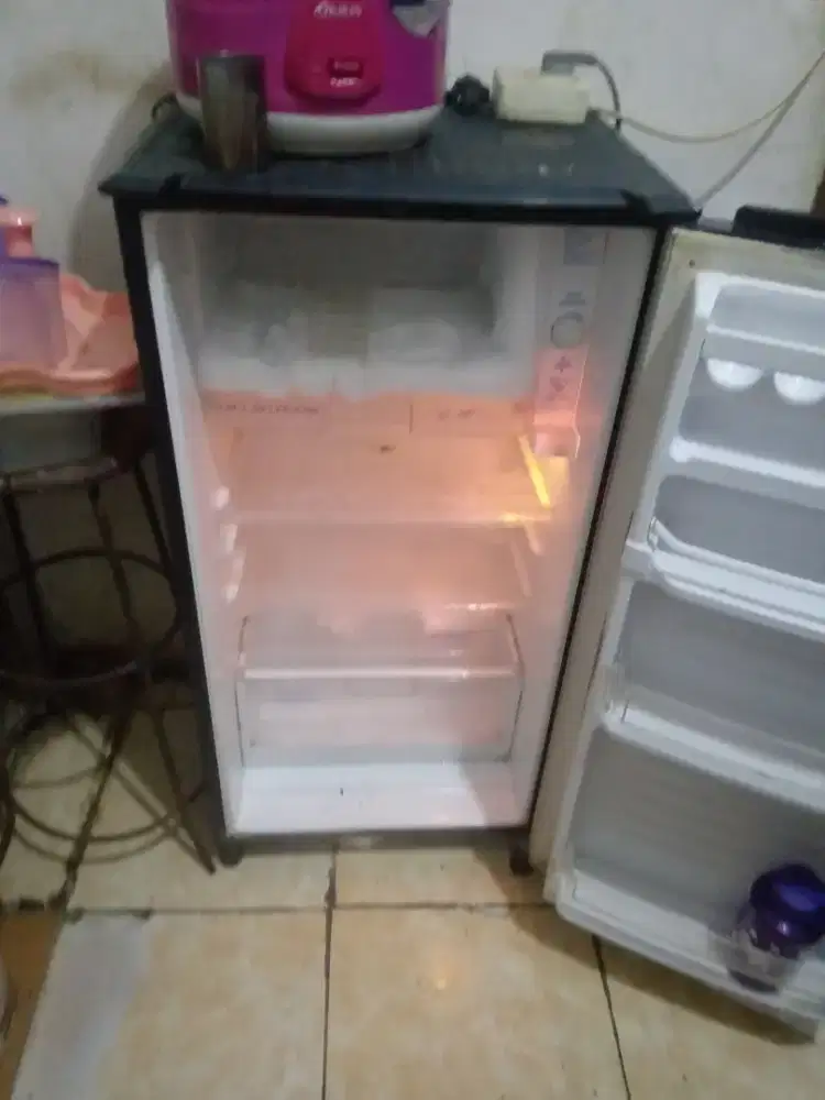 Kulkas AQua 1pintu normal dingin minus bodi pintu depan jelek
