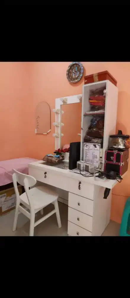 Meja rias plus bangku