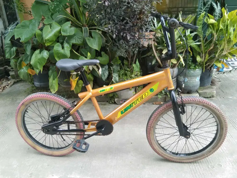 Sepeda BMX ukuran 20