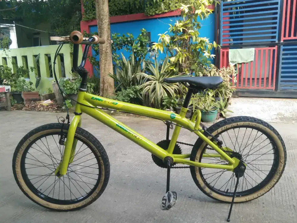 Sepeda BMX ukuran 20