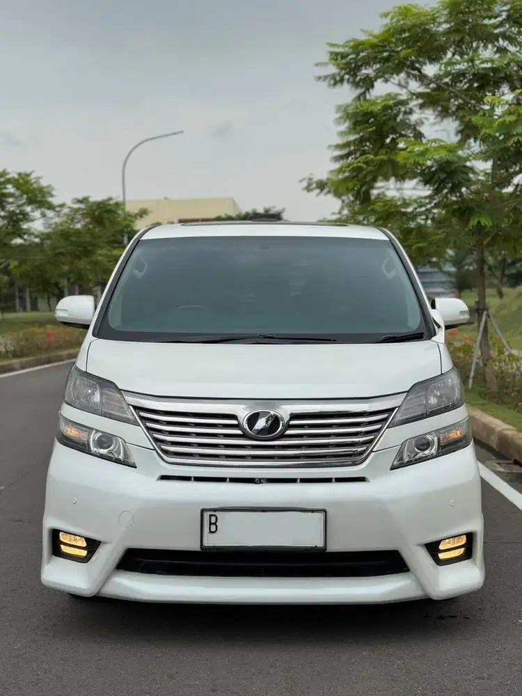 Toyota Vellfire Z 2010 AT LOW KILOMETER