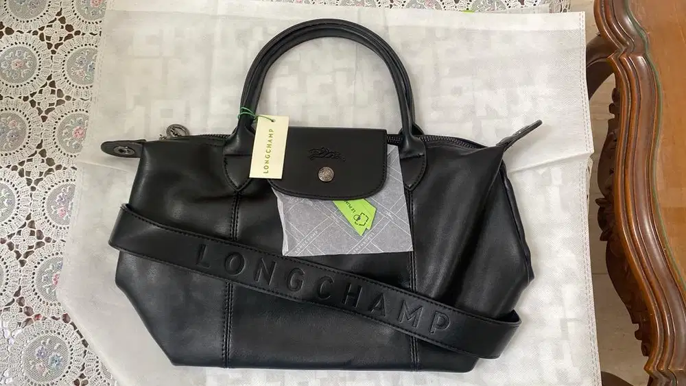 Tas kulit hitam medium