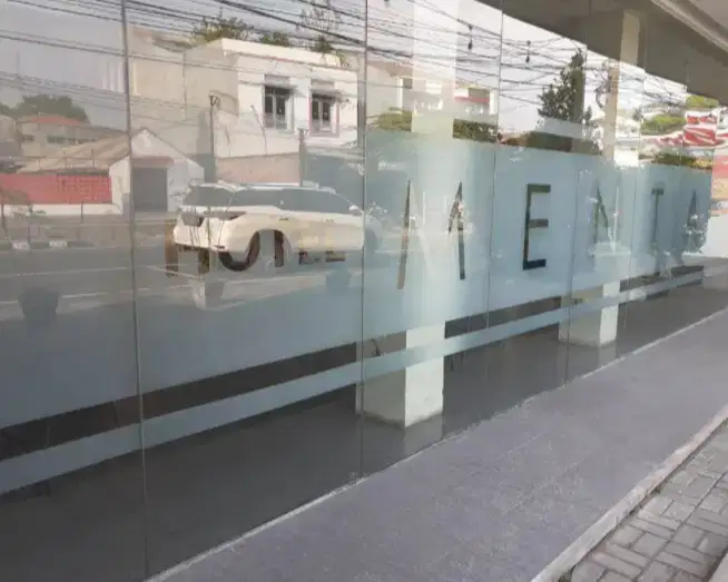 Sticker kaca film buram sandblast stiker sekat ruangan kaca film hotel