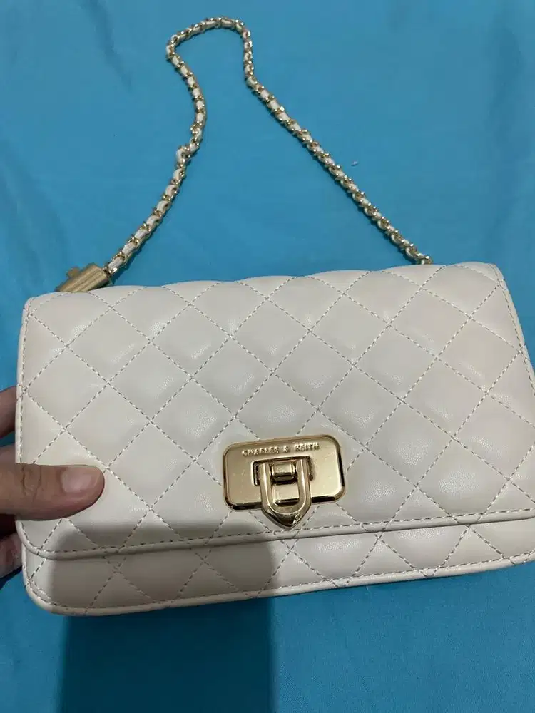 Tas kondangan dari Charles & Keith