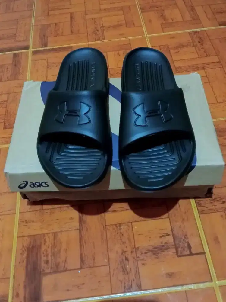 Sendal under Armour baru bukan bekas