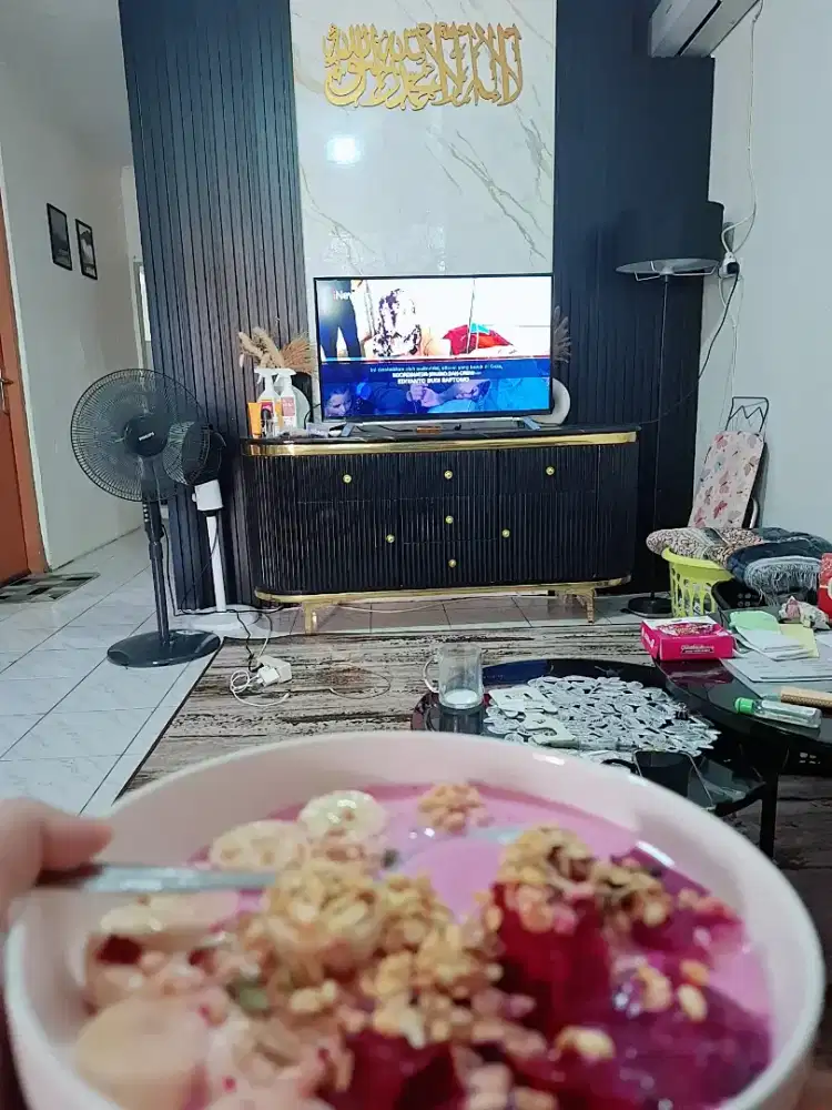 Jual meja tv kondisi like new