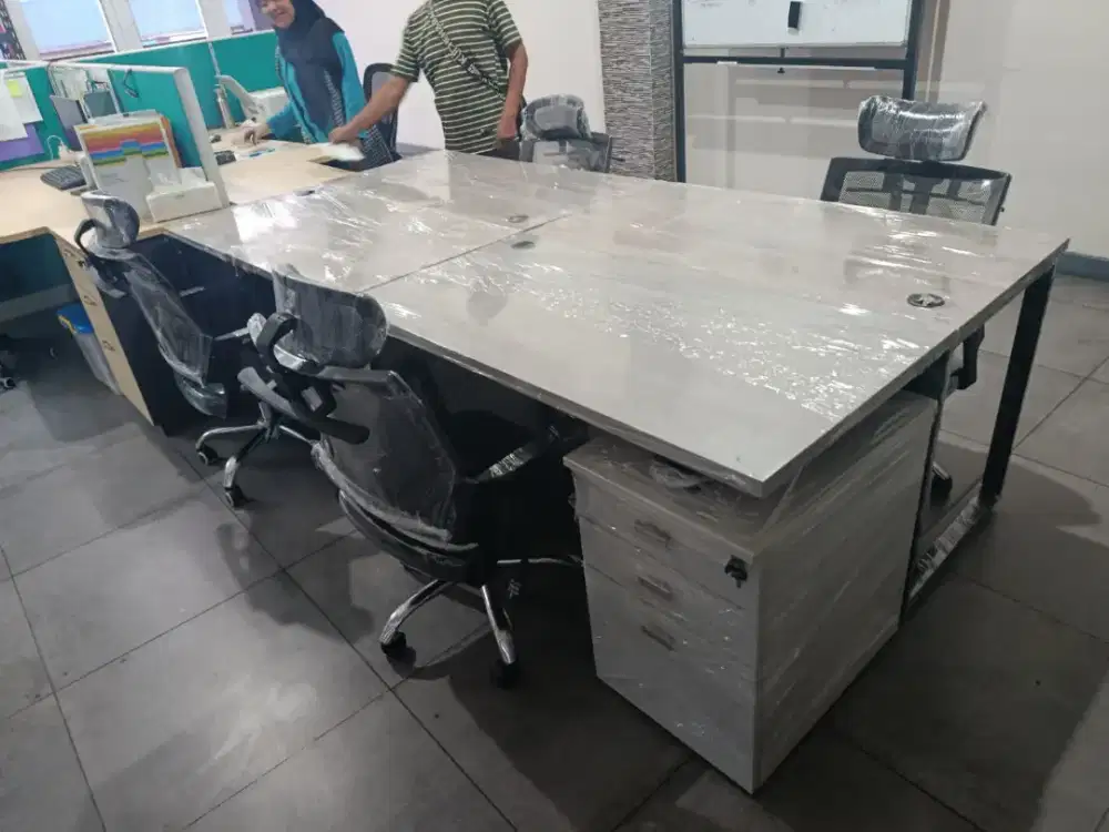 Meja kantor laci uk 120cm