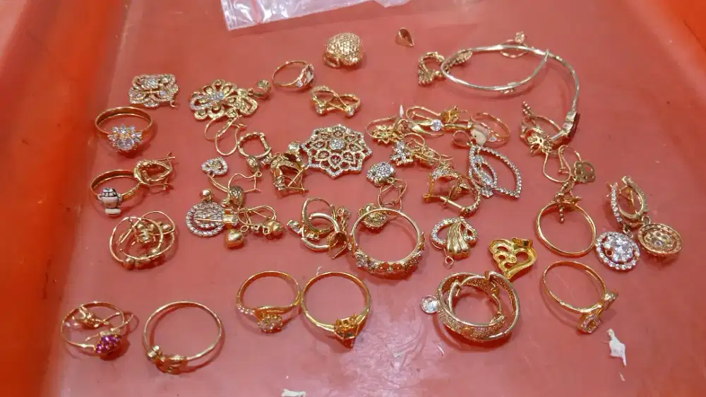 Terima jual beli emas dari toko lain.