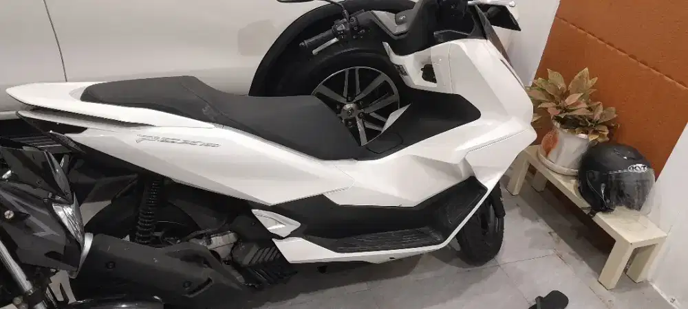 Dijual honda pcx thn 2025 bulan 12 tgl 30 warna putih  baru 20 hari