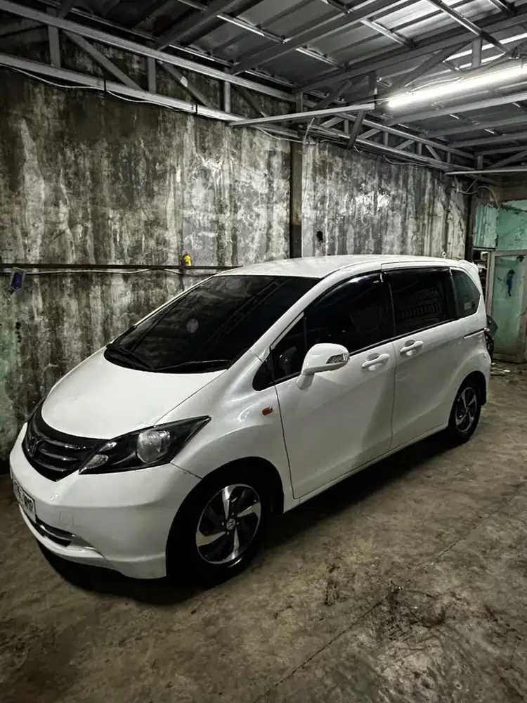 Honda Freed E 1.5 PSD Putih istimewa