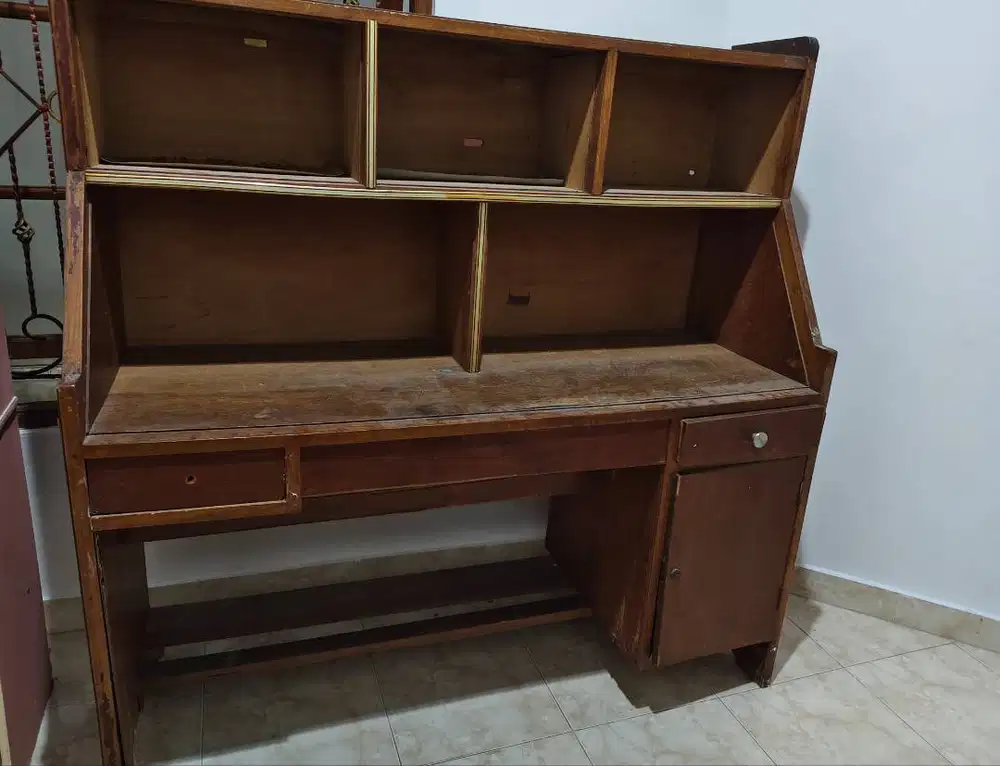 Meja rak buku bahan kayu