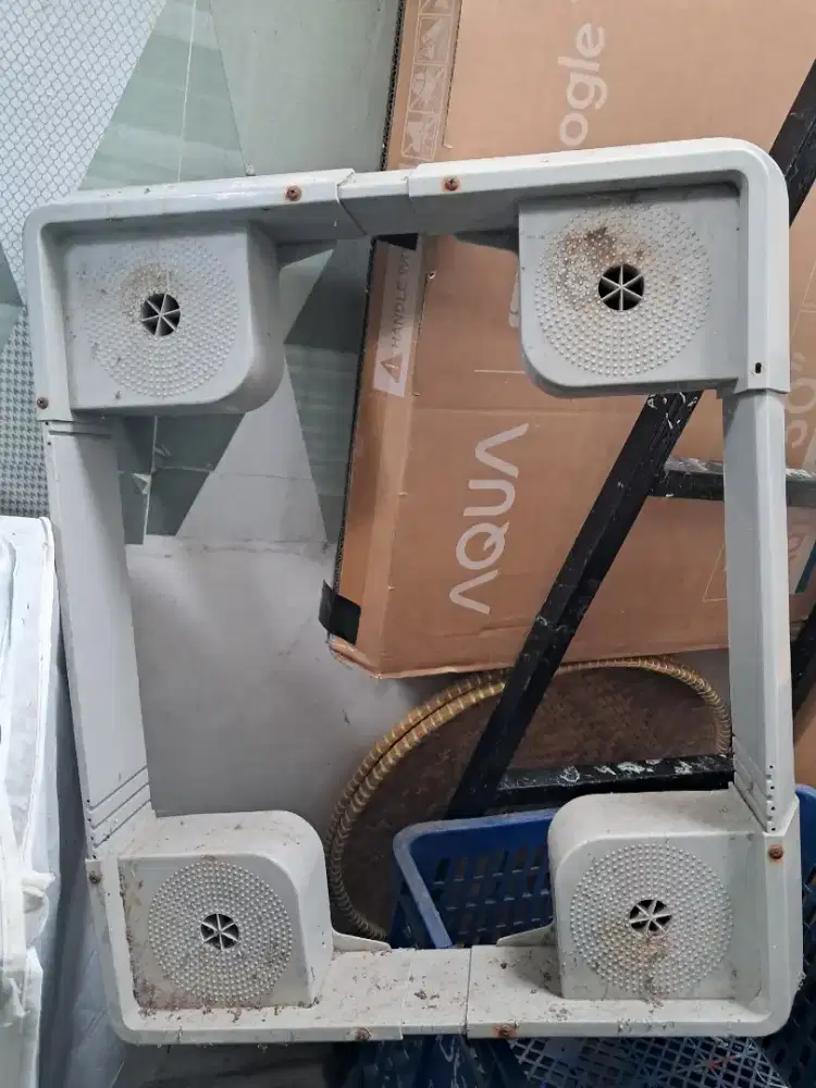 Tempat / kaki kulkas ato mesin cuci