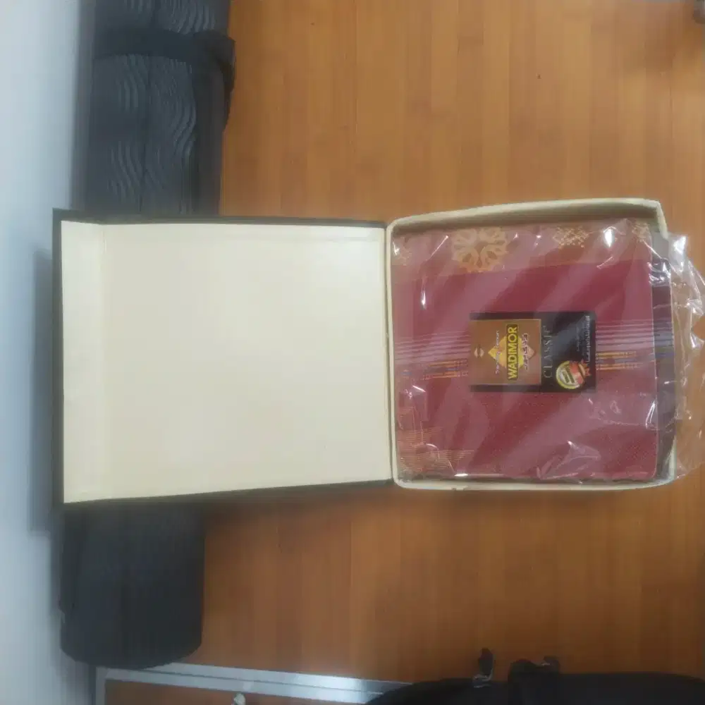 Sarung tenun wadimor