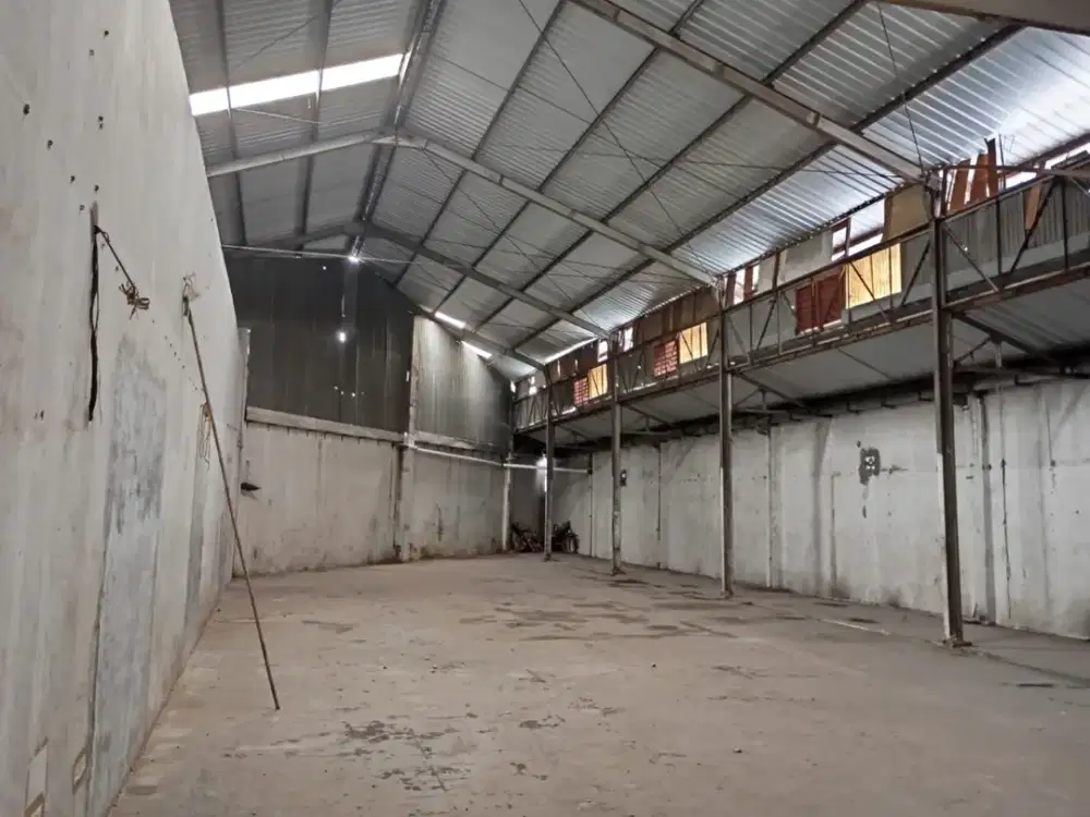 Gudang dijual di Jl Adisumarmo dekat Pasar Nusukan posisi hook harga nego