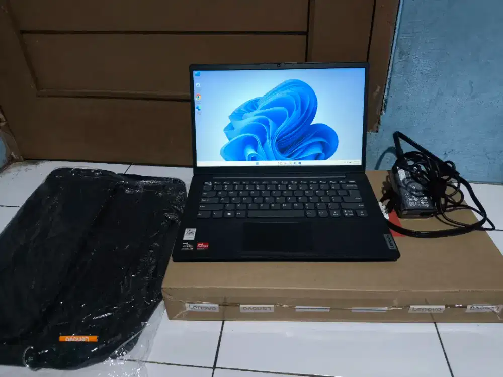 Laptop Lenovo V14 G4 Ryzen 5 7520U Fullset
