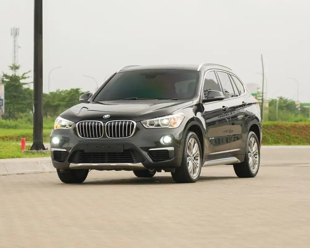 Hitam Klimis! BMW X1 F48 XLine 2018 Panoramic 320i c200 gla200