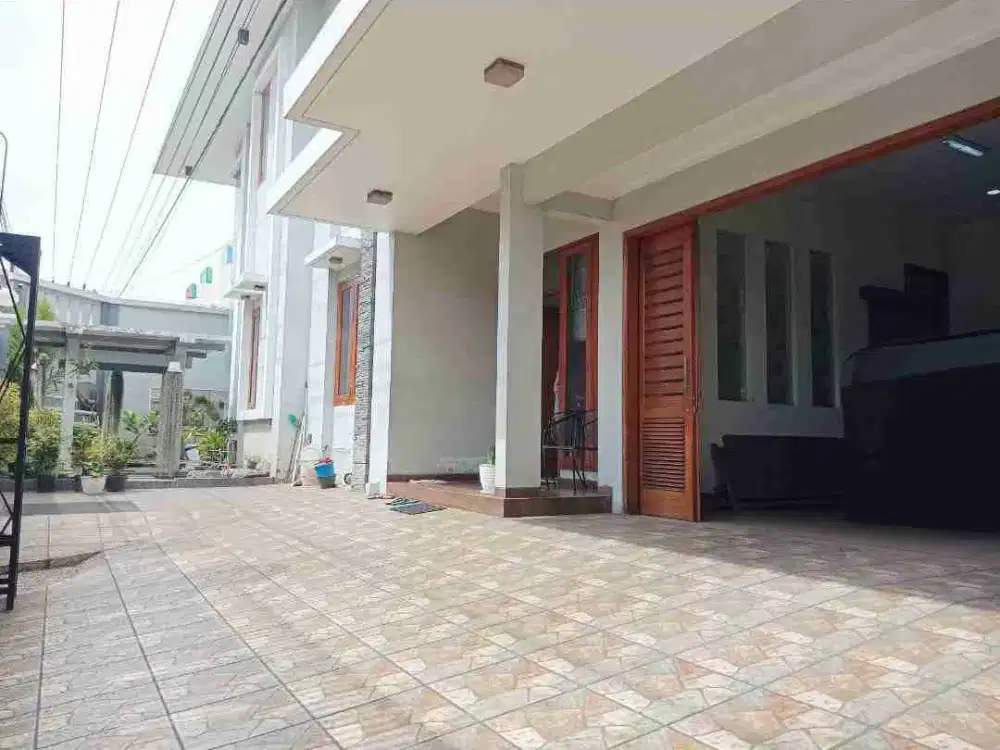 Rumah Adem ada kolam koi di baturan dekat pintu tol dekat Solo