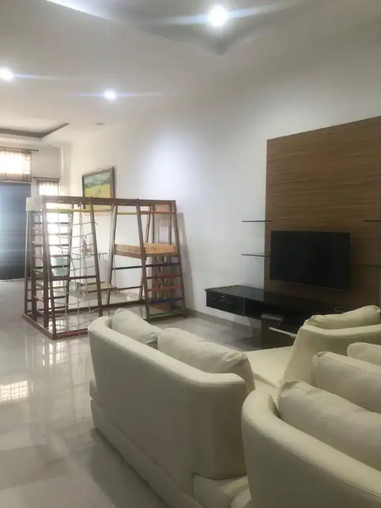 PIK – Disewakan Rumah Manyar 3 Lantai