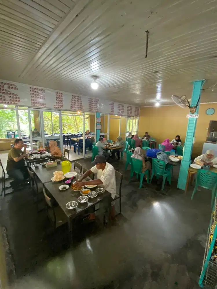 Waiters mess ada makan di kasih dan siap merantau