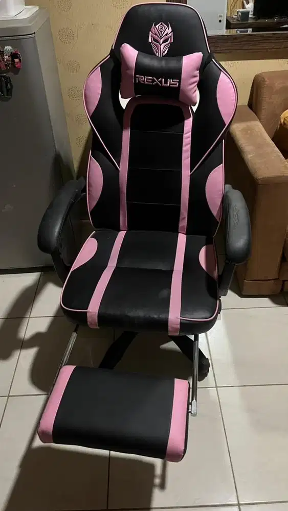 Kursi Gaming Rexus Dengan Footrest Hitam Pink