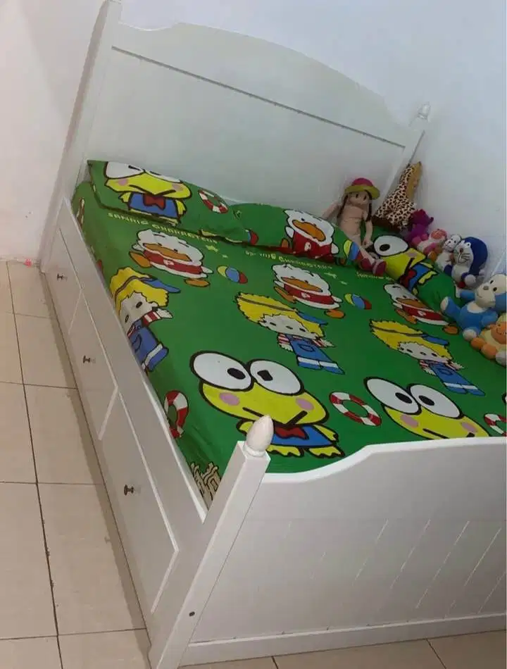 DIJUAL DIVAN WARNA PUTIH BAHAN KAYU MAHONI