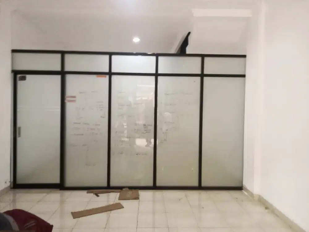 Partisi bekas - material kaca alumunium