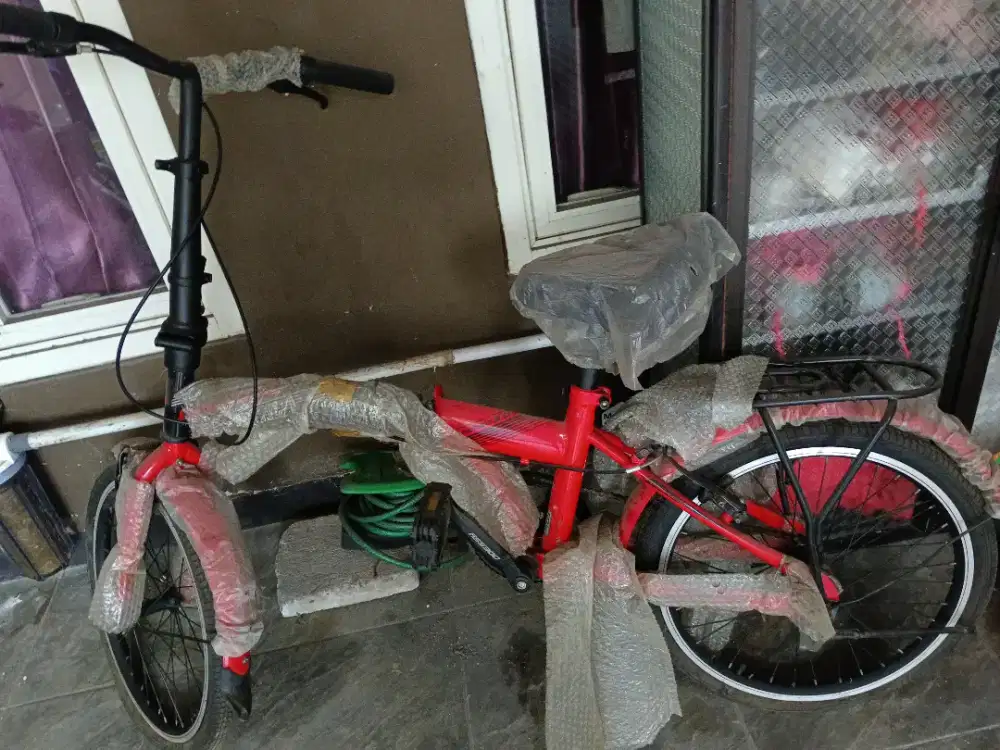 Sepeda lipat  warna merah merk oddesy