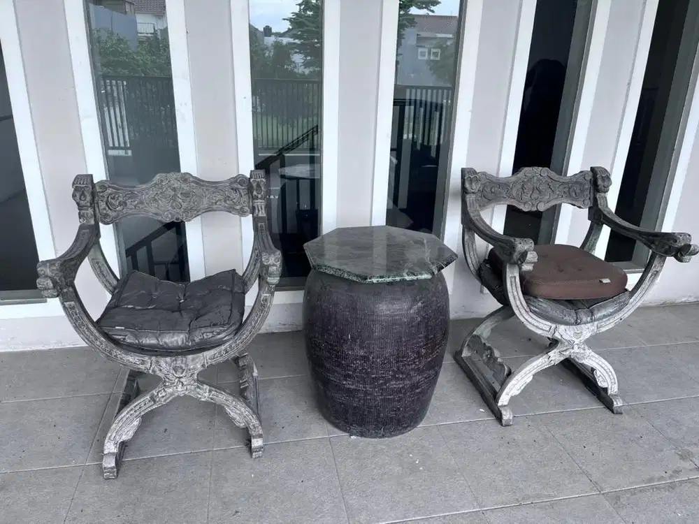 Satu Set Kursi Antik Meja Gentong