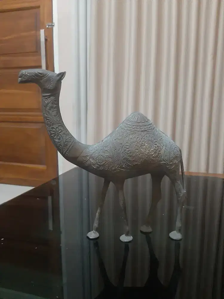 Koleksi antik unta kuningan vintage