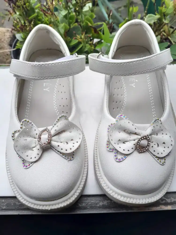 Sepatu pesta anak
