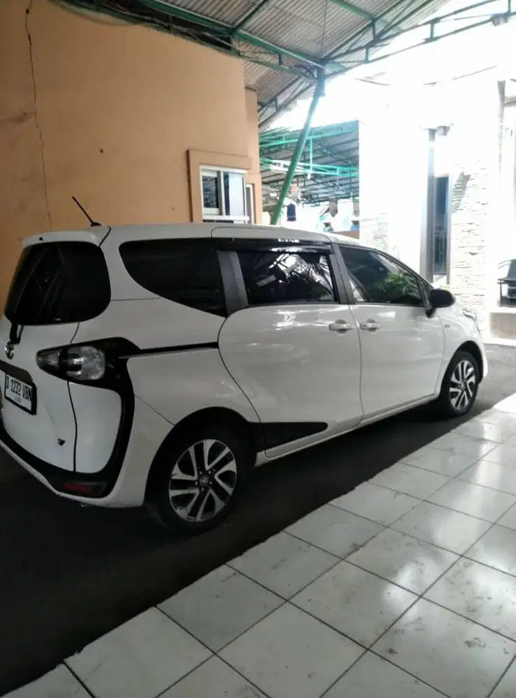 DP 5 JT Toyota Sienta V 1.5 Matic 2017  Putih Mulus
