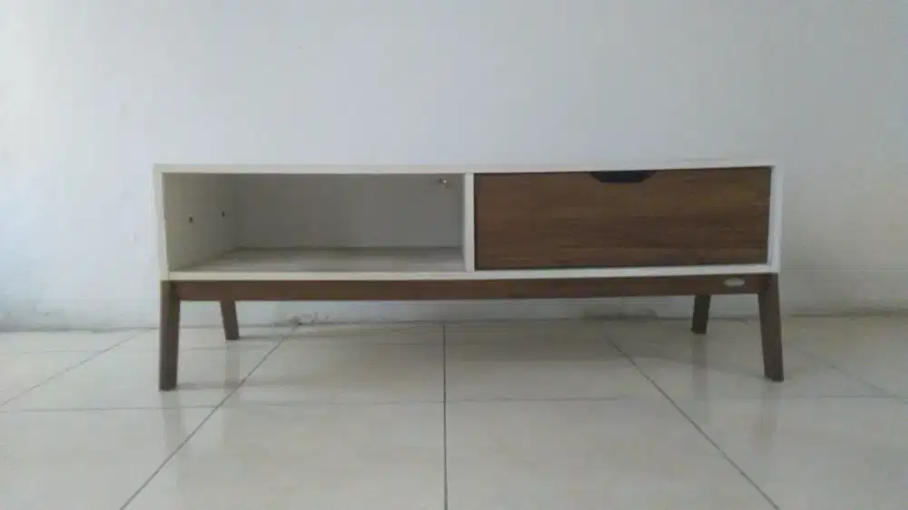 Meja TV kayu putih