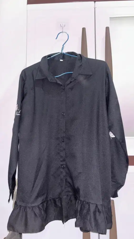 Kemeja hitam lengan bordir bunga