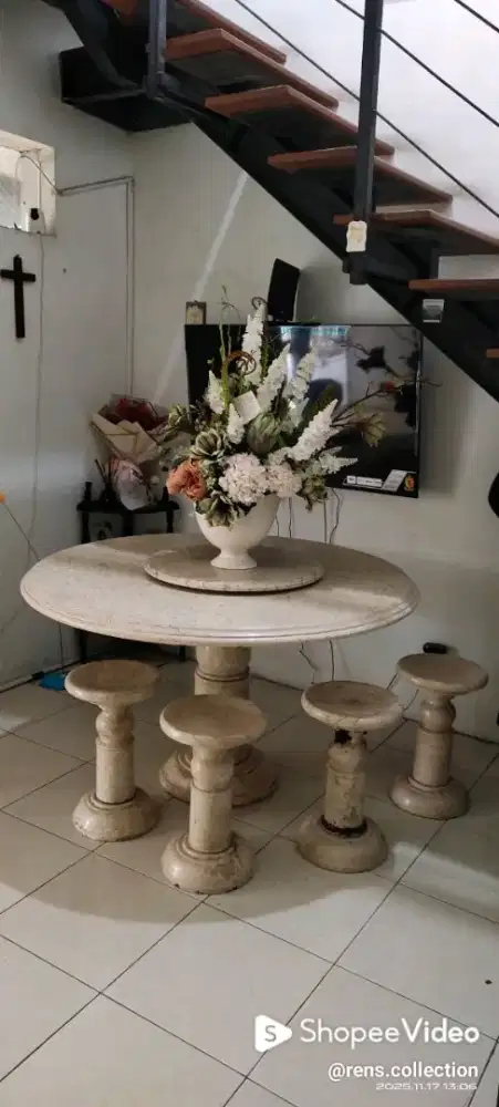 Meja Makan Marmer