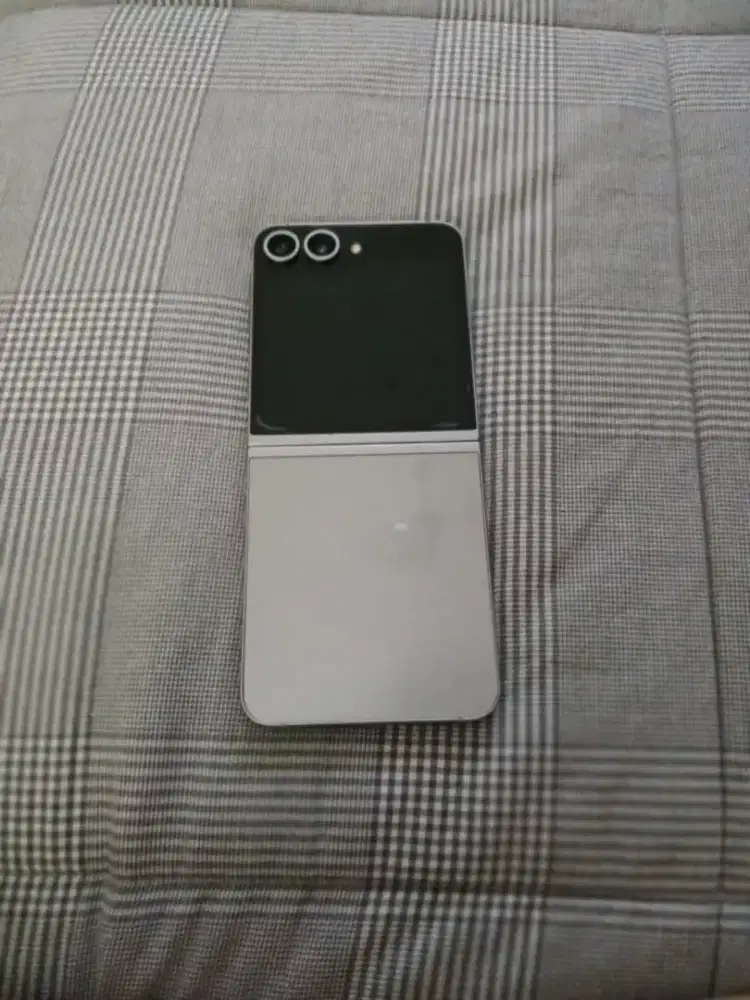 Mau jual samsung pemakaian sendiri flip6 256 silver