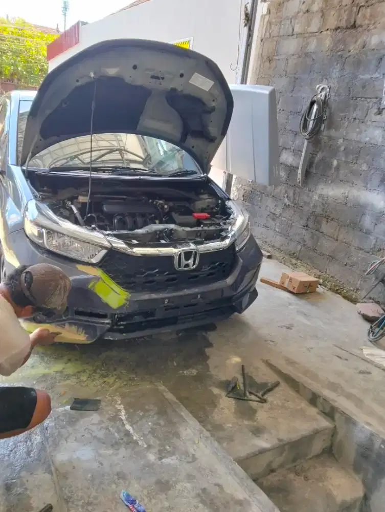 Di cari tukang cat mobil ,