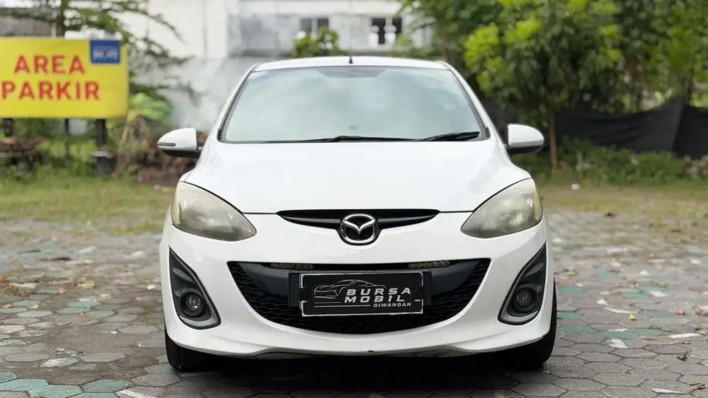 Dp 10jt. MAZDA 2 R 2011 Matic Putih