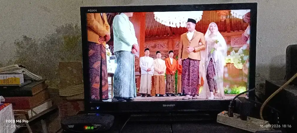 Tv lcd sharp 24in + stb tinggal pake