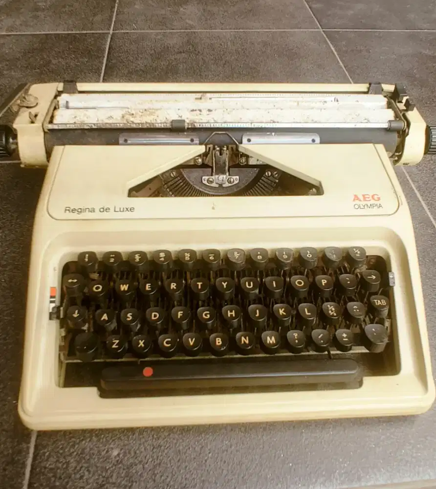 Mesin ketik olympia besar antik