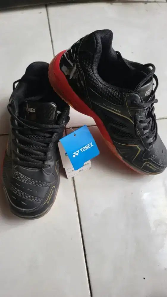 Sepatu badminthon size 39 YONEX original
