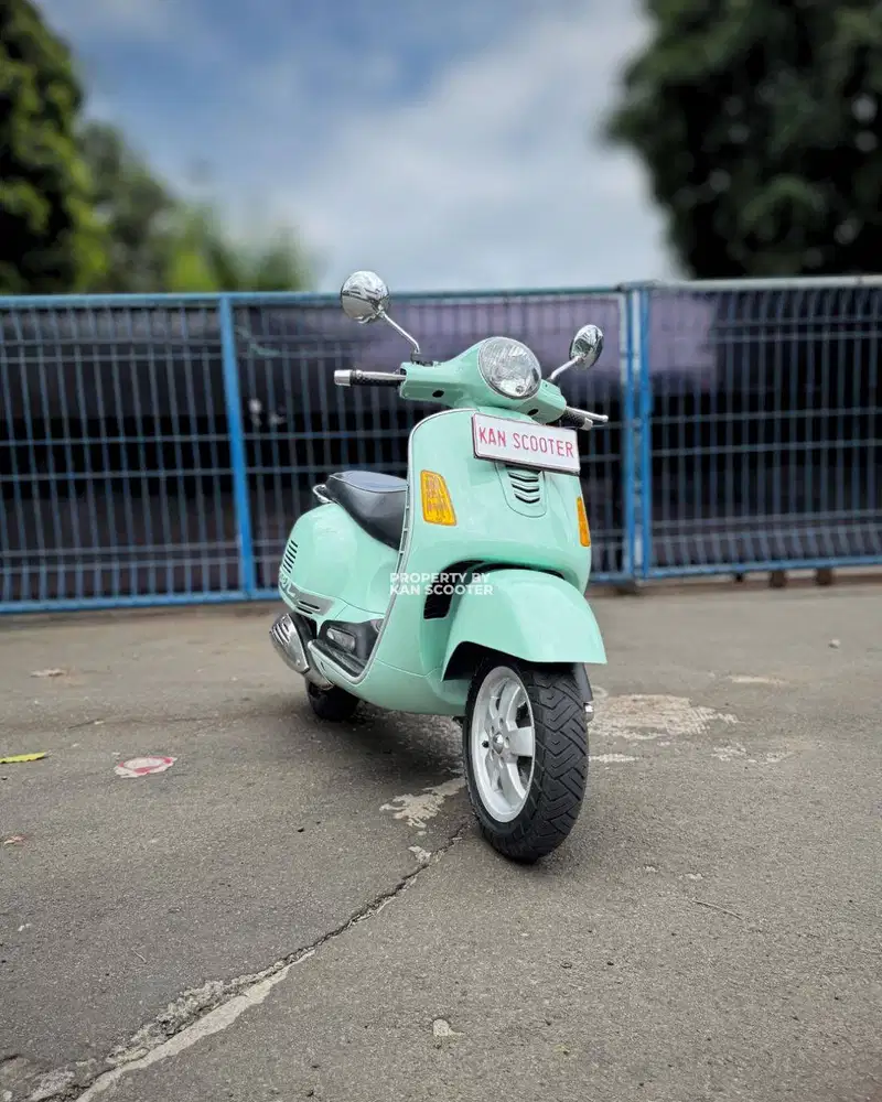 JUAL MURAH VESPA GTS 150 3V 2015 MULUS