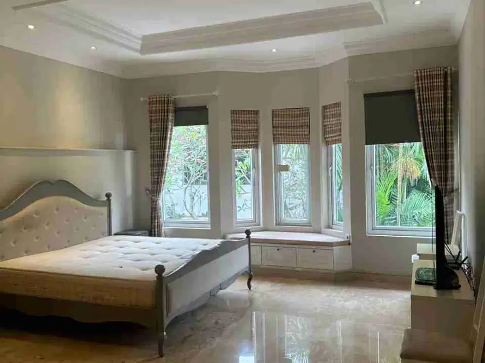 Disewakan Rumah Siap Huni Furnished Ada Pool di Danau Biru Lippo Karawaci