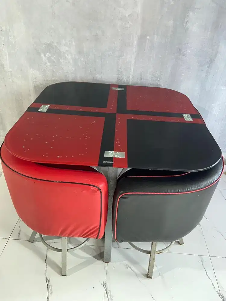 Meja makan minimalis 4 kursi