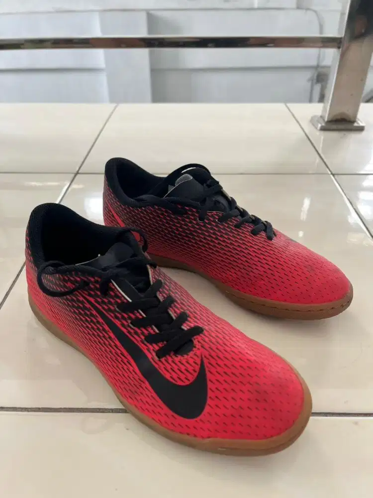 Sepatu futsal Nike Bravatax II IC