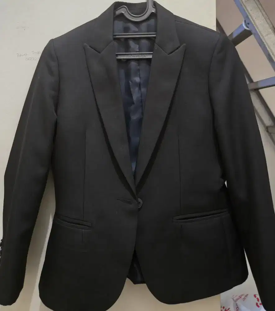 Blazer hitam formal wanita