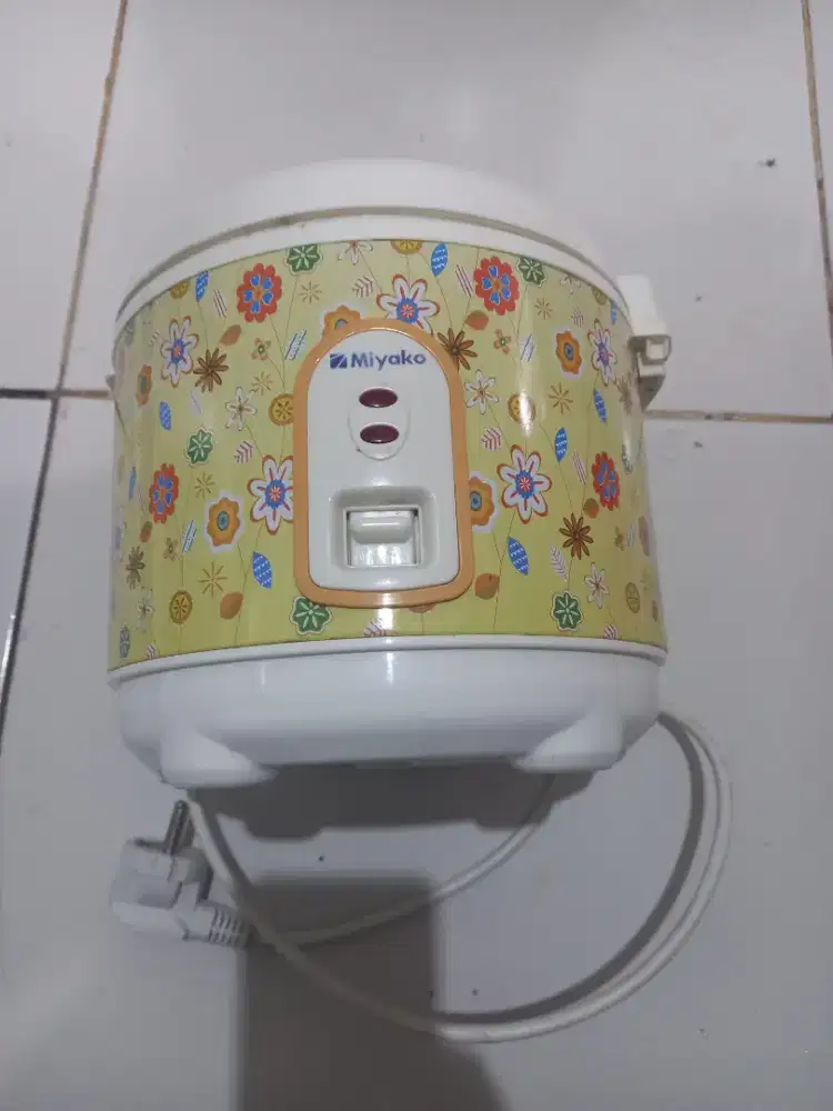 3 buah penanak nasi, 2 besar 1 kecil nyala normal