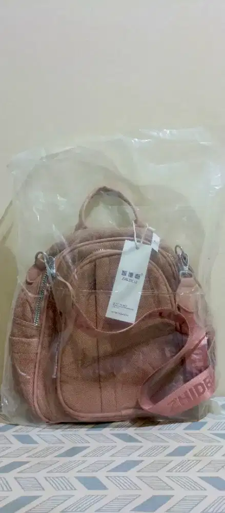 Tas fashion wanita, model slempang juga bisa ransel. Baru gress.
