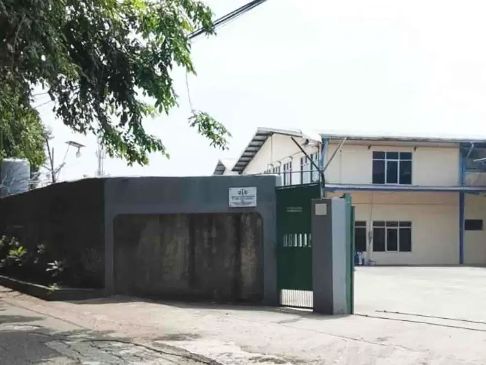 Di sewa gudang luas lahan 1.4 hektar m2 bangunan 2.688 m2 ada kantor parkir luas akses kontainer 40 ft cocok untuk penyimpanan dan ekspedisi di Jalan raya bekasi harapan jaya Bekasi