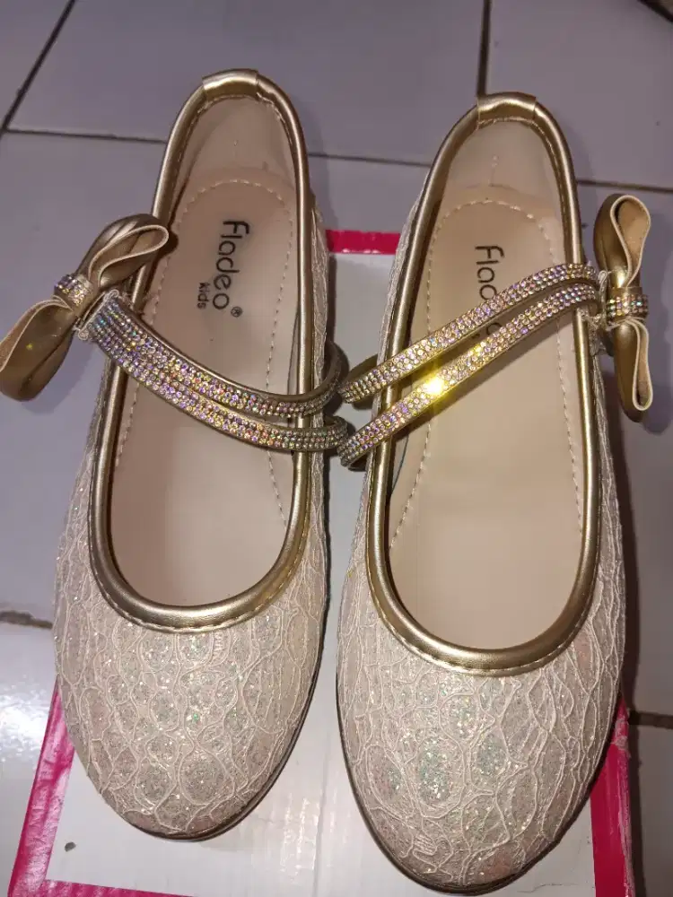JUAL SEPATU MERK FLADEO KONDISI BARU