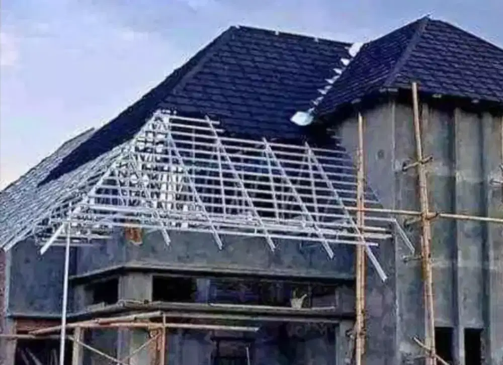 Tukang dan perbaikan atap bocor